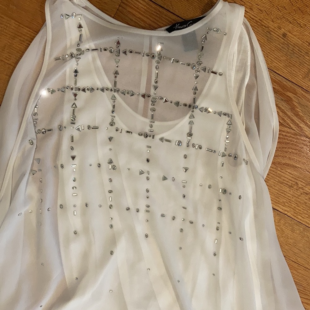 Beautiful white flowy top with rhinestones💖